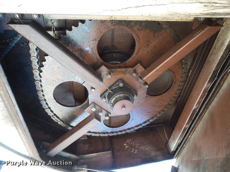 image for item EI9727 2005 Peterbilt 335 feed mixer truck