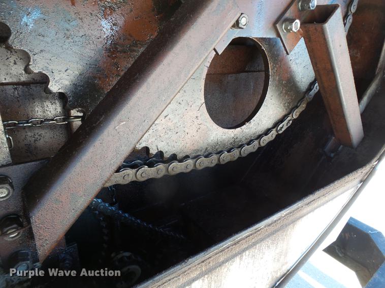 image for item EI9727 2005 Peterbilt 335 feed mixer truck