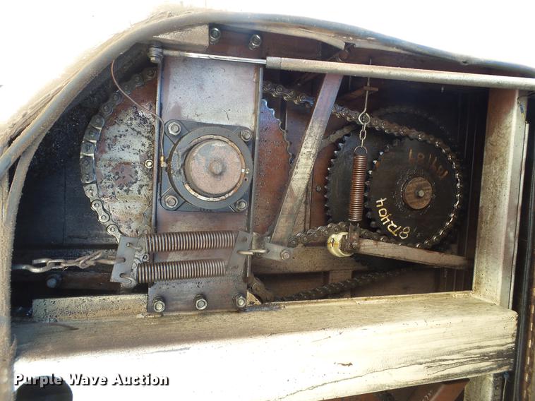 image for item EI9727 2005 Peterbilt 335 feed mixer truck