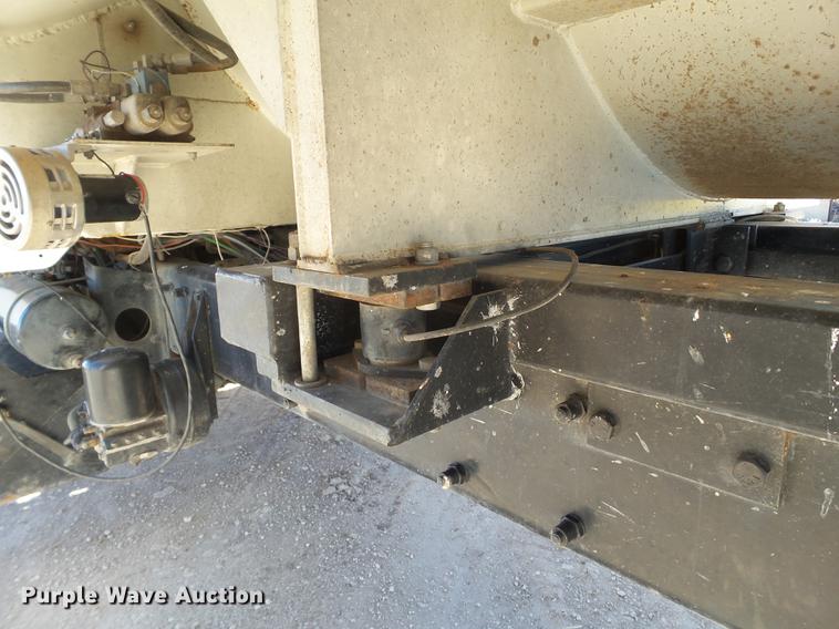 image for item EI9727 2005 Peterbilt 335 feed mixer truck