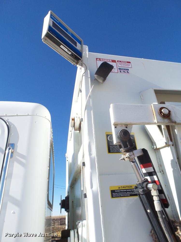 image for item EI9727 2005 Peterbilt 335 feed mixer truck