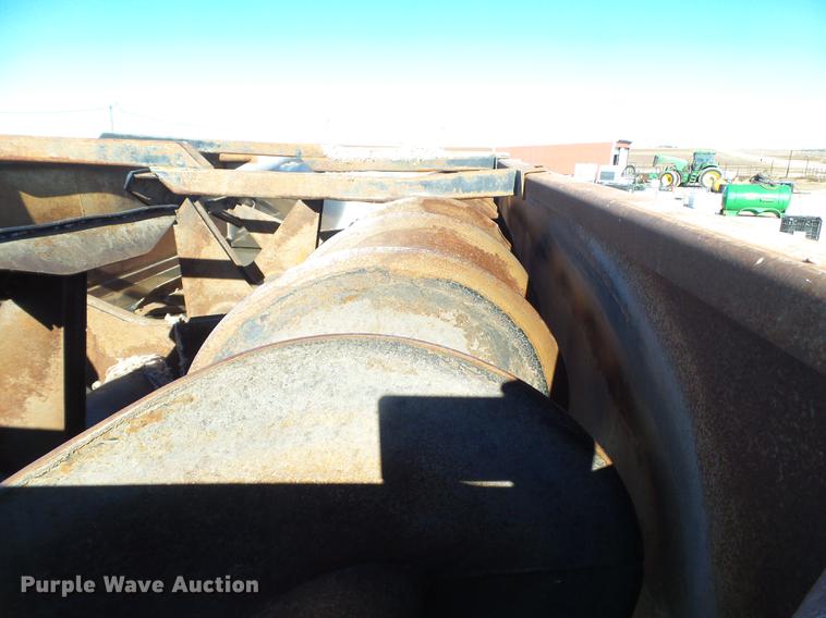 image for item EI9727 2005 Peterbilt 335 feed mixer truck