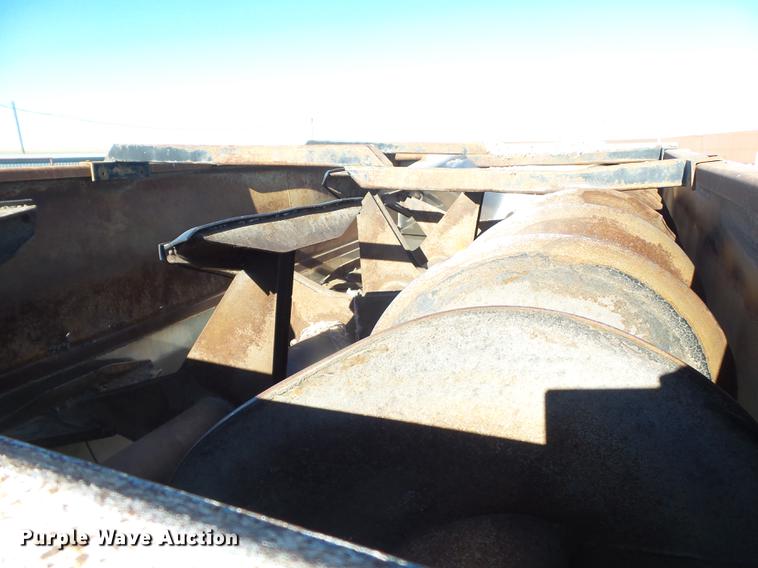 image for item EI9727 2005 Peterbilt 335 feed mixer truck