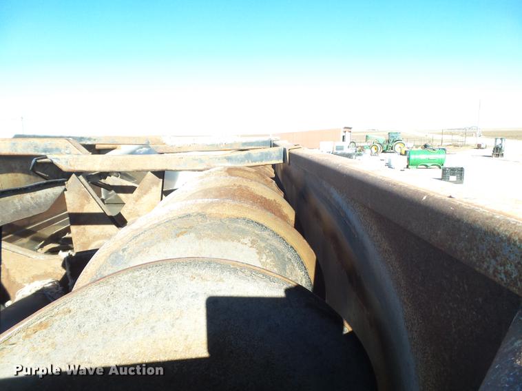 image for item EI9727 2005 Peterbilt 335 feed mixer truck