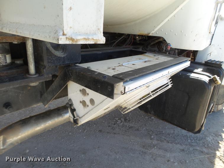 image for item EI9727 2005 Peterbilt 335 feed mixer truck