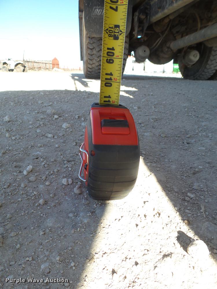 image for item EI9727 2005 Peterbilt 335 feed mixer truck