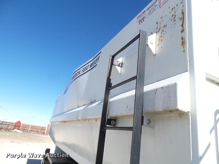 image for item EI9727 2005 Peterbilt 335 feed mixer truck