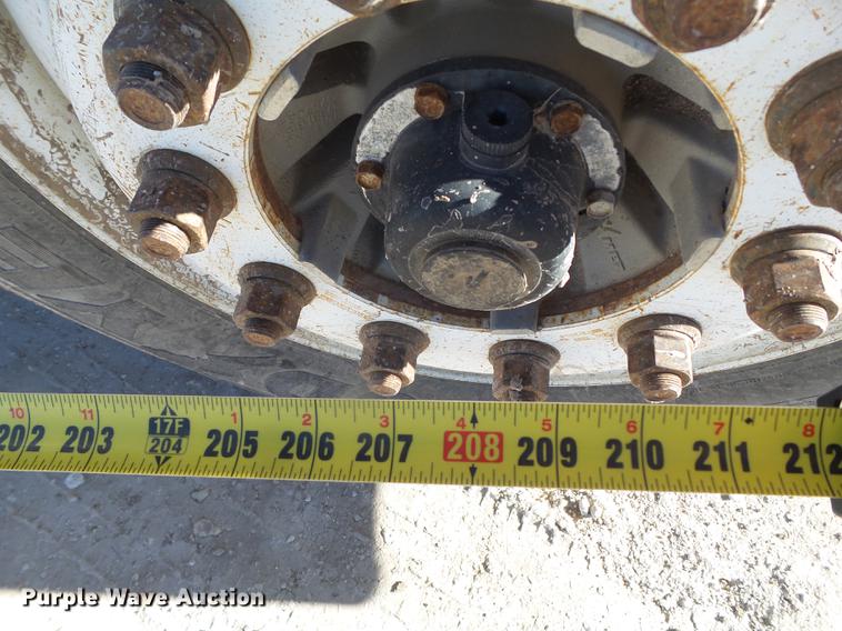 image for item EI9727 2005 Peterbilt 335 feed mixer truck