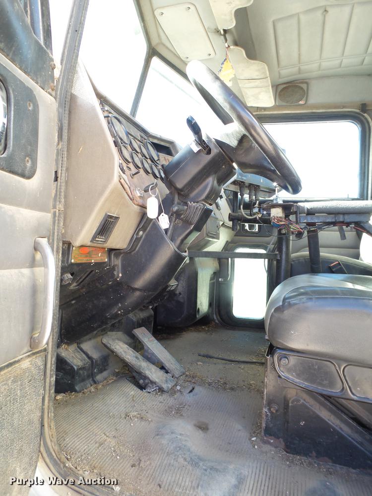 image for item EI9727 2005 Peterbilt 335 feed mixer truck