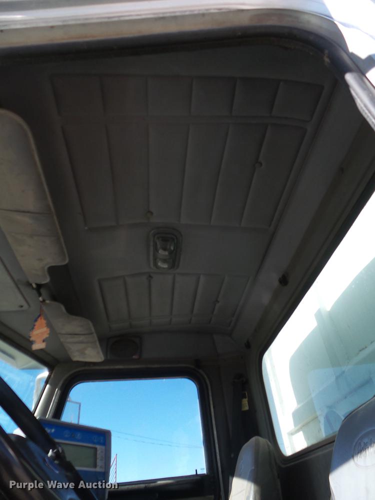 image for item EI9727 2005 Peterbilt 335 feed mixer truck