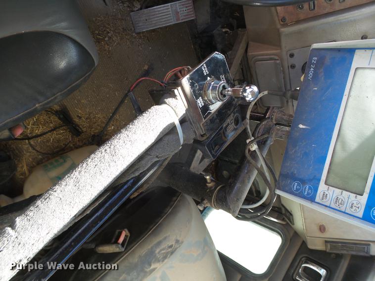 image for item EI9727 2005 Peterbilt 335 feed mixer truck