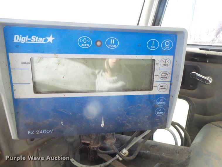 image for item EI9727 2005 Peterbilt 335 feed mixer truck