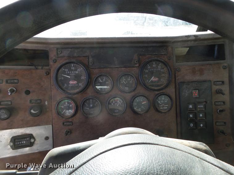 image for item EI9727 2005 Peterbilt 335 feed mixer truck