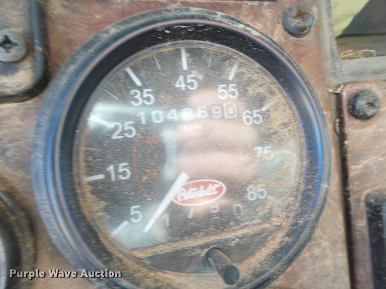 image for item EI9727 2005 Peterbilt 335 feed mixer truck