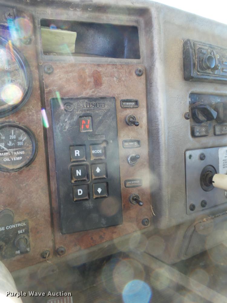 image for item EI9727 2005 Peterbilt 335 feed mixer truck