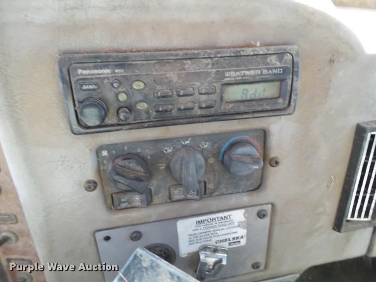 image for item EI9727 2005 Peterbilt 335 feed mixer truck