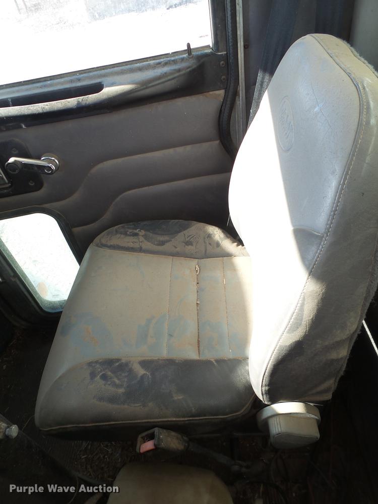 image for item EI9727 2005 Peterbilt 335 feed mixer truck