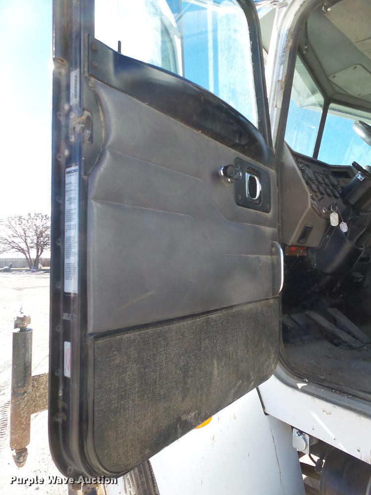 image for item EI9727 2005 Peterbilt 335 feed mixer truck