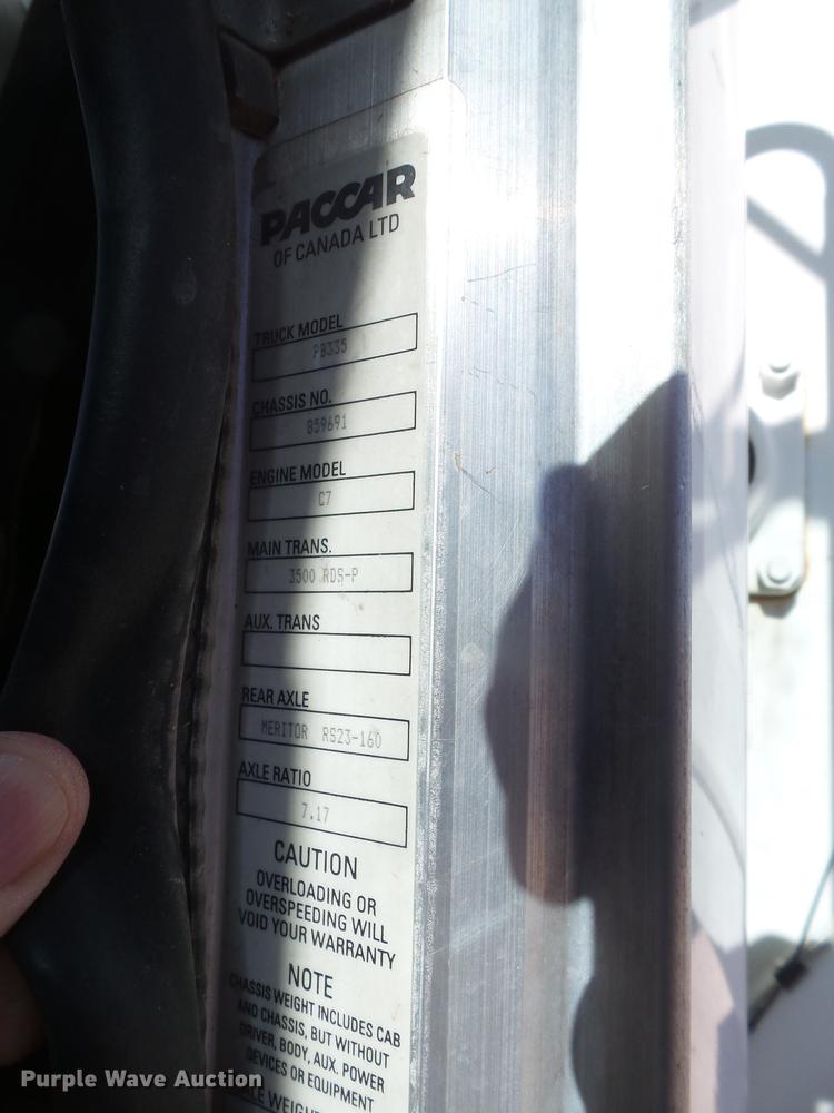 image for item EI9727 2005 Peterbilt 335 feed mixer truck