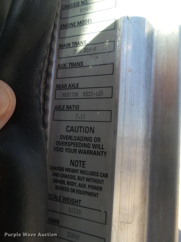 image for item EI9727 2005 Peterbilt 335 feed mixer truck