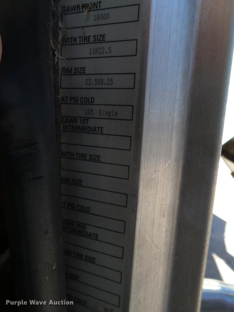 image for item EI9727 2005 Peterbilt 335 feed mixer truck