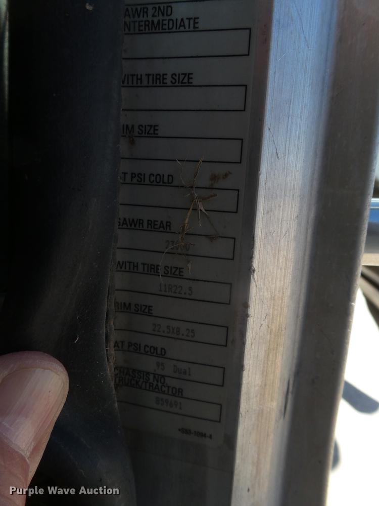 image for item EI9727 2005 Peterbilt 335 feed mixer truck