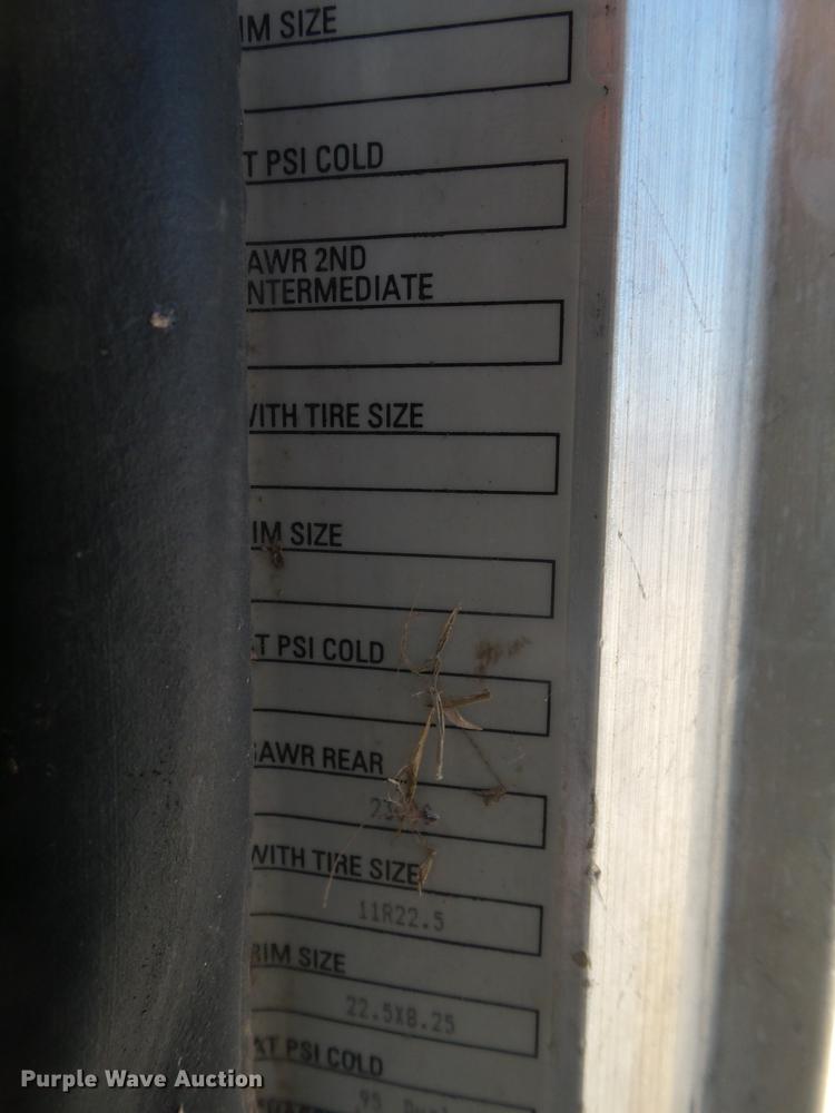 image for item EI9727 2005 Peterbilt 335 feed mixer truck