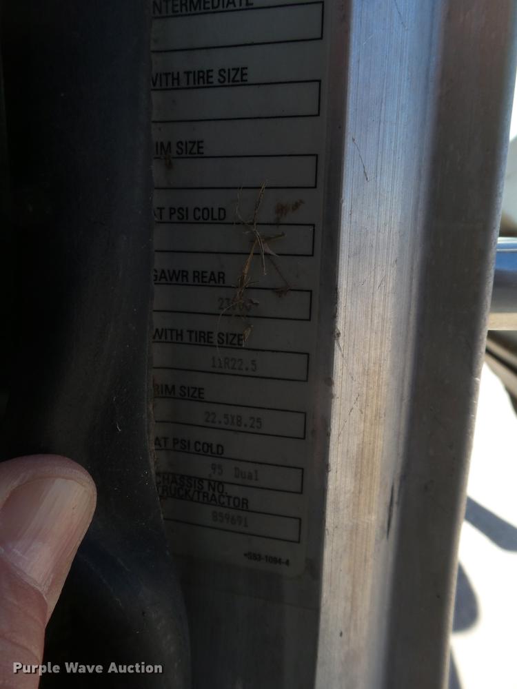 image for item EI9727 2005 Peterbilt 335 feed mixer truck