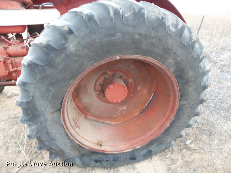 image for item FF9760 International 660 tractor