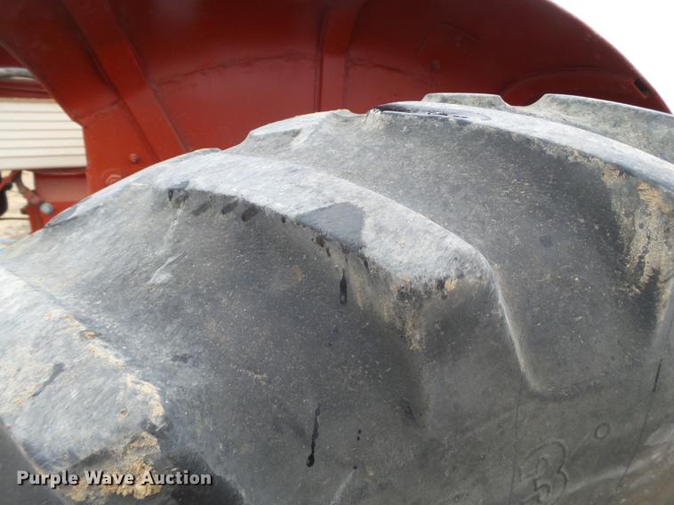 image for item FF9760 International 660 tractor