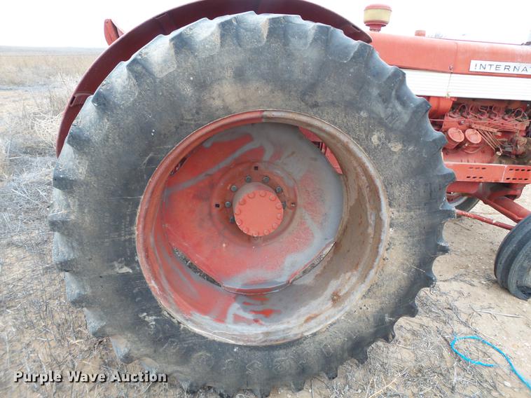 image for item FF9760 International 660 tractor