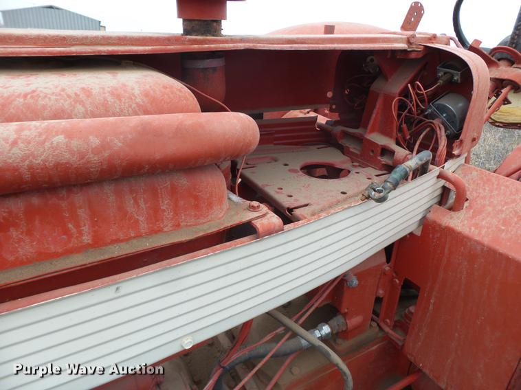 image for item FF9760 International 660 tractor