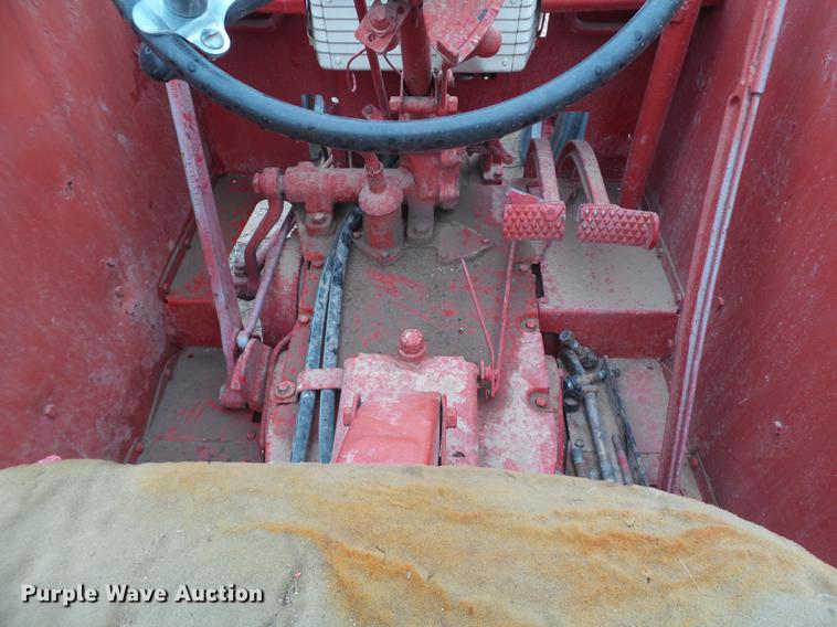 image for item FF9760 International 660 tractor