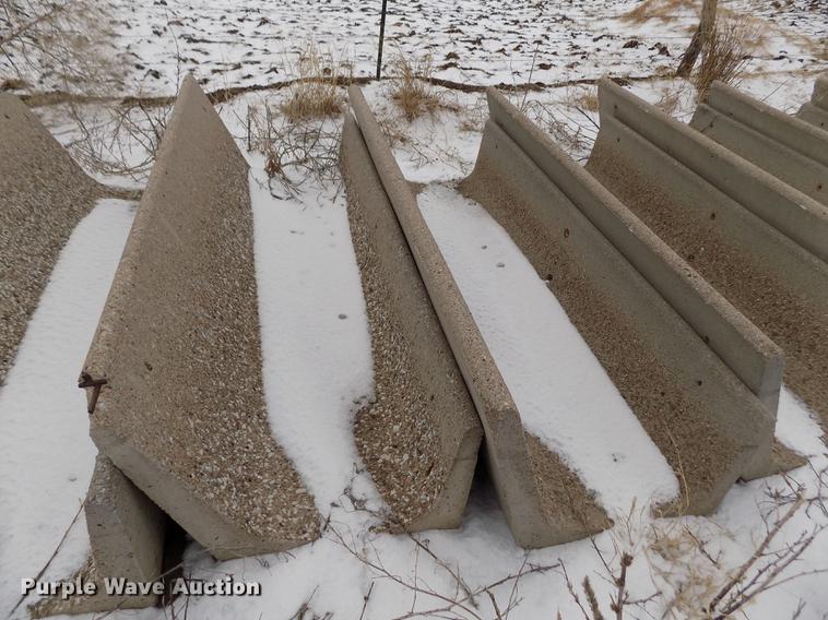 image for item FH9096 (13) concrete feed bunks