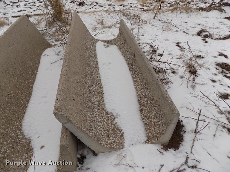 image for item FH9096 (13) concrete feed bunks