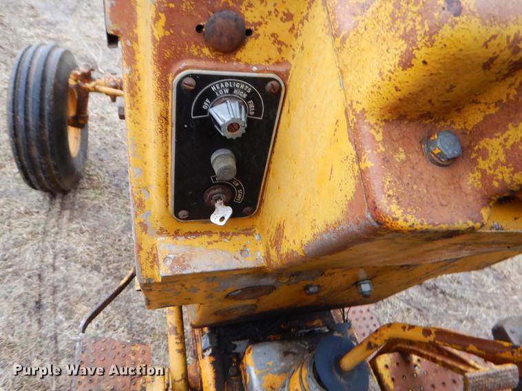 image for item FQ9619 Minneapolis Moline M670 tractor