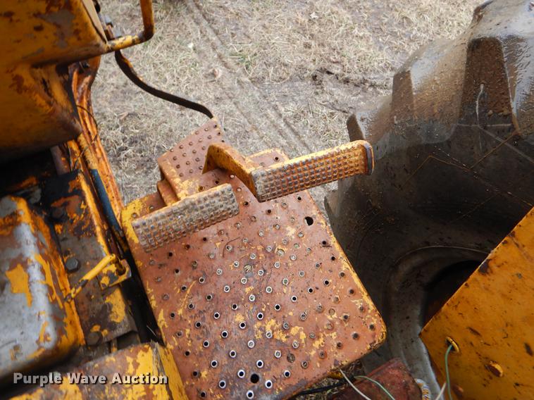 image for item FQ9619 Minneapolis Moline M670 tractor