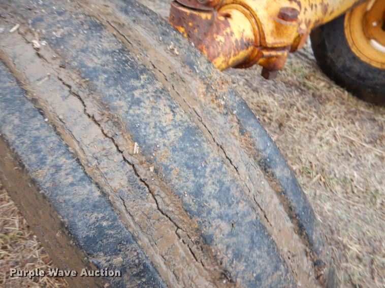 image for item FQ9619 Minneapolis Moline M670 tractor