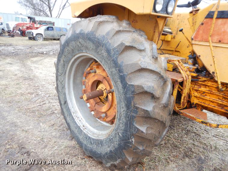 image for item FQ9619 Minneapolis Moline M670 tractor