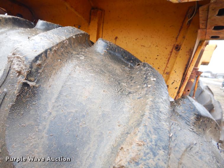 image for item FQ9619 Minneapolis Moline M670 tractor