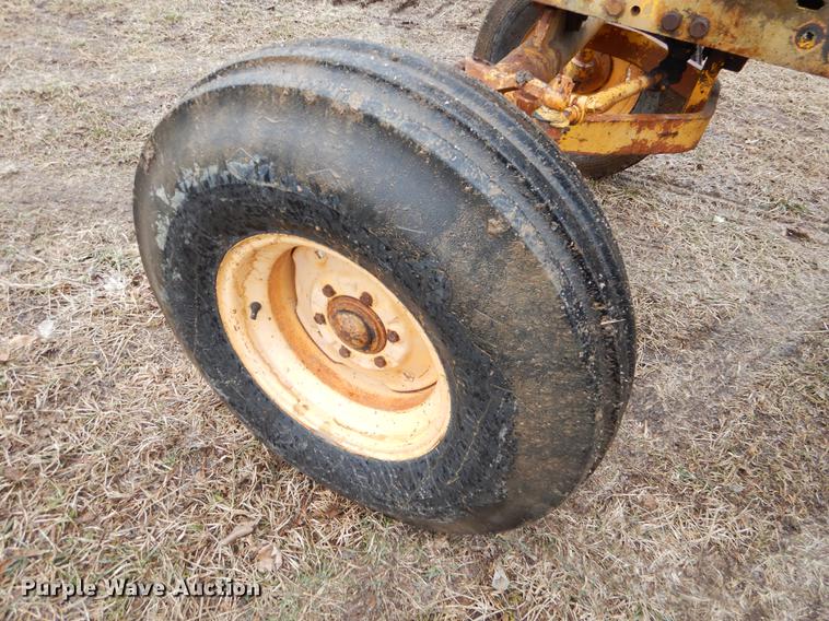 image for item FQ9619 Minneapolis Moline M670 tractor