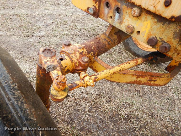 image for item FQ9619 Minneapolis Moline M670 tractor