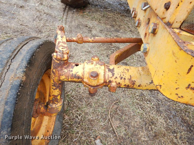 image for item FQ9619 Minneapolis Moline M670 tractor