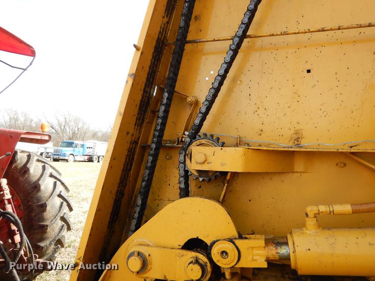 image for item FQ9665 1993 Vermeer 605K round baler