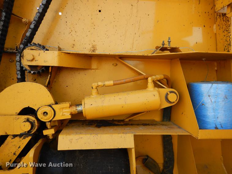 image for item FQ9665 1993 Vermeer 605K round baler
