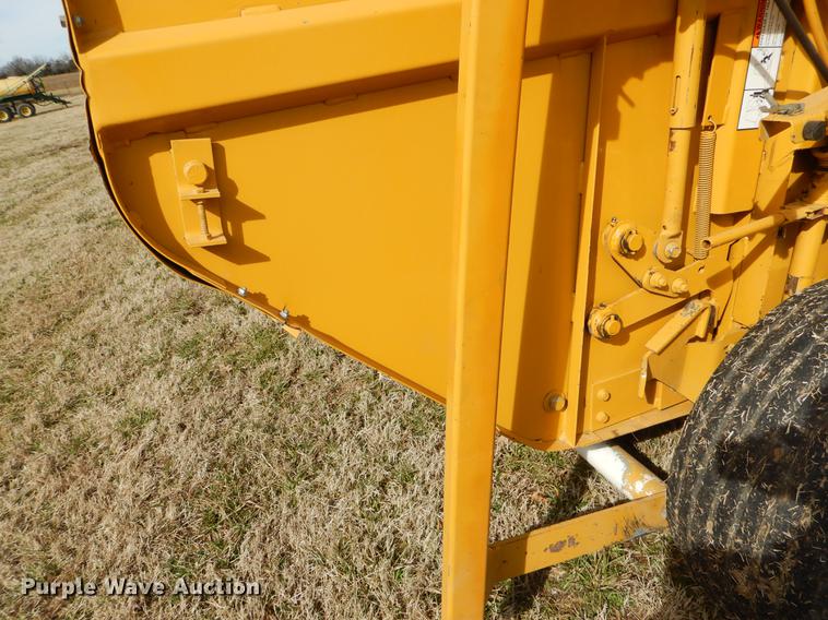 image for item FQ9665 1993 Vermeer 605K round baler