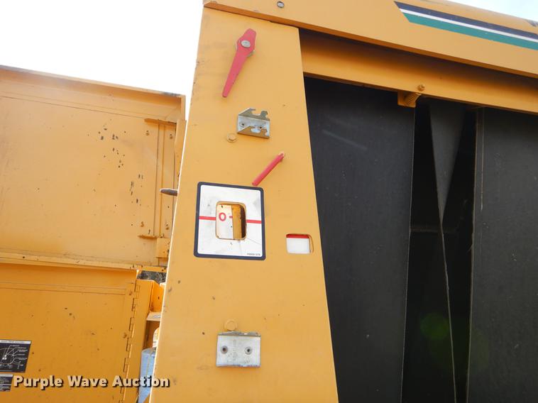 image for item FQ9665 1993 Vermeer 605K round baler