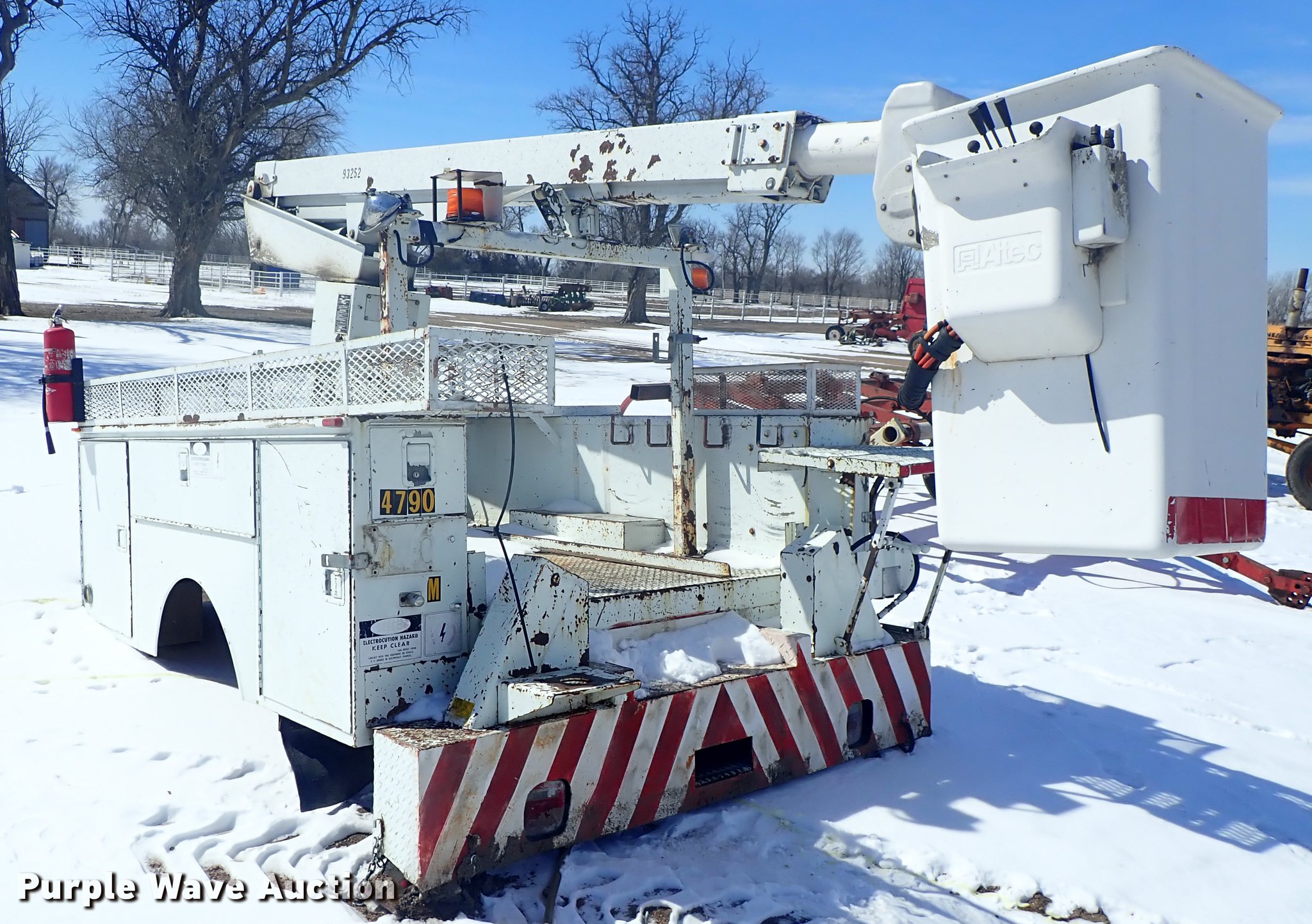 Altec utility bed in Kinsley, KS | Item FH9739 sold | Purple Wave