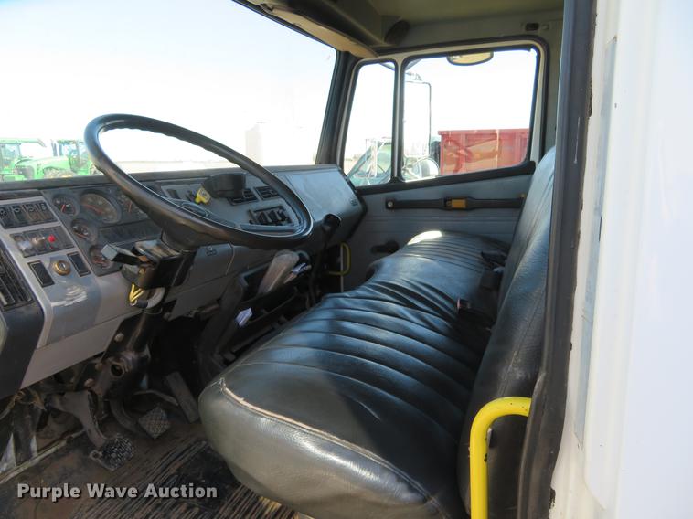 image for item DE8814 1995 Freightliner FL80 grain truck