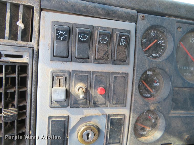 image for item DE8814 1995 Freightliner FL80 grain truck